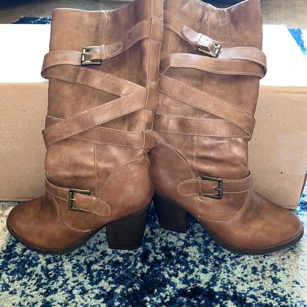 Seventeen zippered heeled boots sz 8. Excellent condition